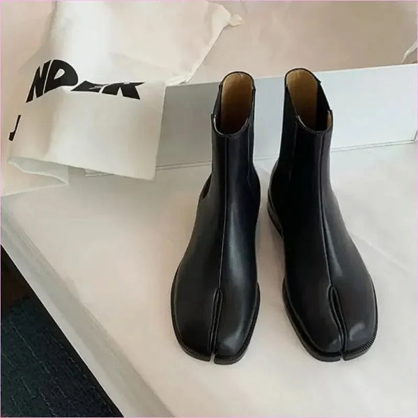 Women’s Retro Split Toe Ankle Boots in Black